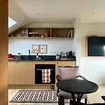 Entire Spacious Loft Studio-Own Bathroom & Kitchen Within Victorian Terraced Home