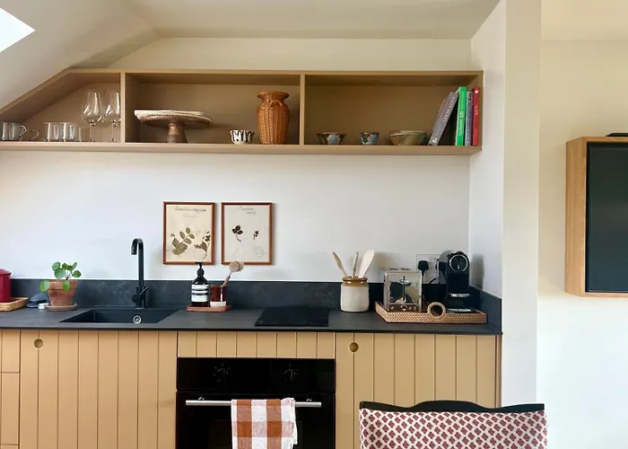 Entire Spacious Loft Studio-Own Bathroom & Kitchen Within Victorian Terraced Home